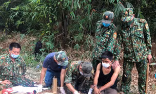 Bộ đội bắt giữ đối tượng cùng ma túy tang vật.
