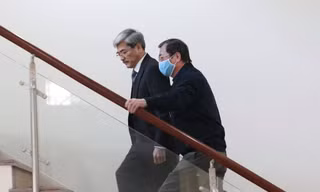 Ông Vũ Huy Hoàng run chân khi bước lên bậc thang, phải được luật sư dìu hoặc bám vào tay vịn.