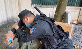 Một chiến sĩ CSCĐ tranh thủ chợp mắt trước khi làm nhiệm vụ. Họ đã làm việc với cường độ cao trong hơn nửa tháng qua.