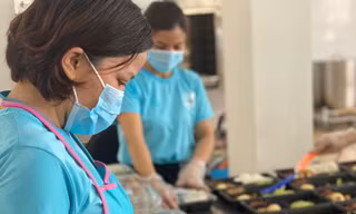 Phụ nữ huyện Quế võ chuẩn bị suất cơm cho người trong khu cách ly.