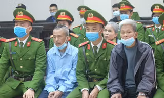 Từ trái qua, các bị cáo Lê Đình Công, Bùi Viết Hiểu.