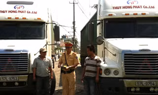 'Ớn lạnh' tài xế xe container