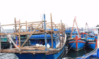 Lên bờ, khó khăn bao vây