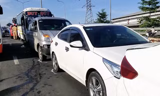 Tai nạn liên hoàn giữa 5 xe ô tô, cửa ngõ phía Tây TPHCM kẹt cứng 