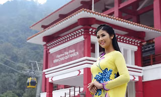 Hoa hậu Ngọc Hân nền nã với áo dài nơi đất Phật