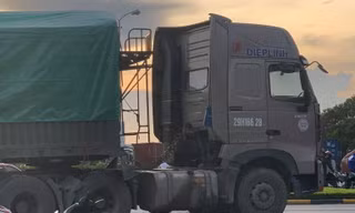 Va chạm với xe container, hai cháu nhỏ tử vong tại chỗ còn người điều khiển xe máy bị thương nặng, ảnh: facebook. 