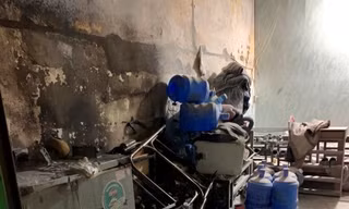 Ngôi nhà bị hỏa hoạn chứa đầy bình gas mini, ảnh: CAHP.