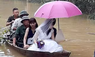 Chị Lam trên đi thuyền về nhà chồng. Ảnh: T.L