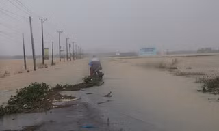 Nhiều tuyến đường ở Quảng Nam bị nước lũ chia cắt.