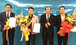 Thứ trưởng Trương Minh Tuấn (thứ 2 từ phải sang) trao quyết định bổ nhiệm cho ông Lê Quang Tự Do (ngoài cùng bên phải), ông Lưu Đình Phúc (thứ 2 từ trái sang) và ông Trần Chí Đạt (ngoài cùng bên trái).