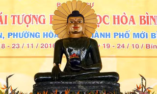 Tượng Phật ngọc hòa bình thế giới được cung nghinh tại chùa Hội An. Ảnh: Nguyệt Triều