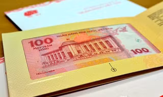 Tiền lưu niệm 100 đồng của Ngân hàng Nhà nước phát hành. Ảnh: Thanh Hà