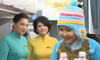 Bé gái ung thư thỏa ước mơ làm tiếp viên hàng không