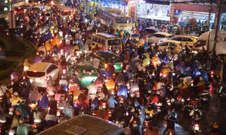 Đường phố Sài Gòn kẹt cứng, ngập trong mưa lớn