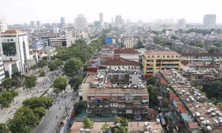 Những khu chung cư cũ nhếch nhác xen kẽ với nhiều khu cao tầng của dự án mới ở Hà Nội	Ảnh: Xuân Phú