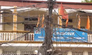 Cột điện cháy giữa phố, đường ùn tắc cục bộ