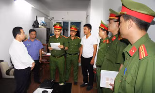 Cơ quan CSĐT đọc quyết định khởi tố bị can, bắt tạm giam ông Kim Văn Bốn.