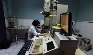 Các nhà khoa học nghiên cứu nuôi cấy virus corona mới tại Viện vệ sinh Dịch tễ T.Ư