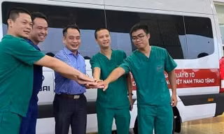 BS Nguyễn Trung Cấp, Phó Giám đốc BV chúc 4 bác sĩ, điều dưỡng hoàn thành tốt nhiệm vụ đón đoàn công nhân Guinea Xích đạo về nước