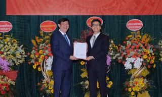 Trao quyết định giao quyền Bộ trưởng Bộ Y tế cho GS.TS Nguyễn Thanh Long
