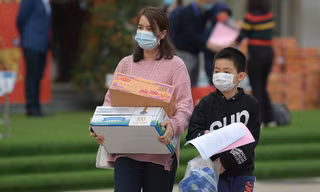 Học sinh tiểu học Xuân Phương rời khu cách ly, về nhà đón Tết muộn