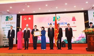 Thay mặt Chủ tịch nước, đồng chí Đặng Thị Ngọc Thịnh, Ủy viên Ban Chấp hành Trung ương Đảng , Phó Chủ tịch nước trao tặng Huân chương lao động Huân chương lao động hạng Nhất cho Cục An ATTP