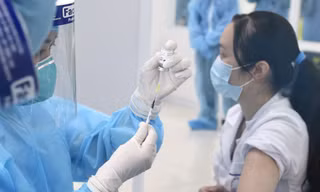 Hai người phản ứng nặng sau tiêm vắc xin phòng COVID-19