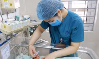 Trẻ bị bỏ rơi dưới hố ga hồi phục tuyệt vời
