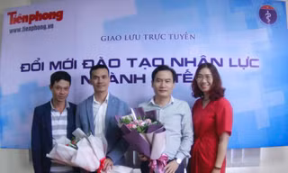 Đại diện Báo Tiền Phong tặng hoa các khách mời tham gia buổi giao lưu trực tuyến. Ảnh: Duy Phạm