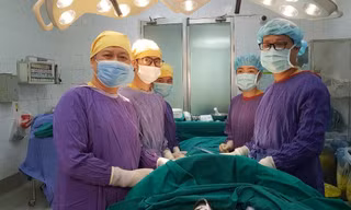 Cứu sống người đàn ông ăn 'đầy bụng' dao lam, bật lửa, túi nilon...