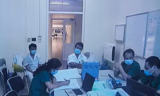 Bác sĩ khoa Cấp cứu BV Bệnh Nhiệt đới T.Ư hội chẩn ca bệnh
