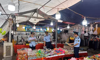 Quản lý thị trường tìm cách quản hàng giả, hàng nhái trên chợ mạng