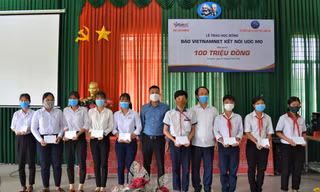 Ông Nguyễn Huy Thiêm - Đại diện Him Lam Land và đại điện đơn vị tổ chức trao quà cho các em học sinh nghèo vượt khó