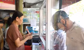 Bà chủ quầy vé số U70 ở chợ Đông Ba: 'Mong muốn bán được tấm vé trúng Jackpot'