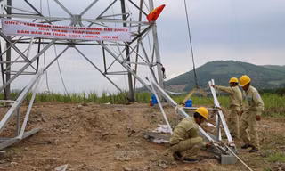 Công nhân Công ty Truyền tải điện 3 thực hiện tư vấn giám sát, nghiệm thu ĐZ 220kV Nha Trang - Tháp Chàm