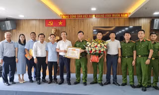Bộ trưởng Bộ GD&ĐT tặng bằng khen cho lực lượng công an Đà Nẵng