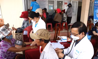 Bệnh viện ĐH Y Dược Buôn Ma Thuột khám bệnh, cấp phát thuốc miễn phí đến hơn 300 người dân