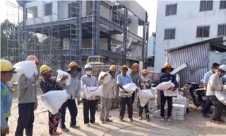 Công nhân nhận gạo của doanh nghiệp