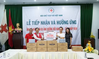 Anh Trương Văn Toàn - Giám đốc Pháp lý và Đối ngoại khu vực Đông Nam Á Công ty AB InBev và anh Nguyễn Trọng Nghĩa, Phó Trưởng Cơ quan Đại diện Phía Nam Trung Ương Hội Chữ Thập đỏ Việt Nam