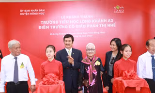 Nghi thức cắt băng khánh thành ngôi trường mới