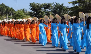 Phần trình diễn áo dài của các hội viên hội phụ nữ. 