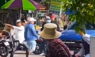 Lao ô tô vào giải cứu bạn bị côn đồ đánh hội đồng, khống chế, ép ghi nợ gần nửa tỷ