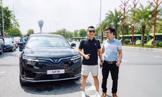 Hàng nghìn khách xếp hàng để lái thử VF 8, nhiều người tranh thủ chốt cọc sớm