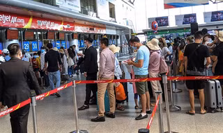 Hành khách làm thủ tục rời Đà Nẵng bằng đường hàng không trong ngày 27/7 (ảnh: T.L)