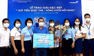 Lãnh đạo VietinBank Thái Bình trao thưởng cho vợ chồng khách hàng Nguyễn Minh Huế