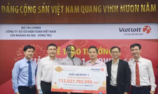 Ông Hoàng Văn Nghĩa (Từ trái qua) – GĐ Ngân hàng Liên Việt CN Vũng Tàu và ông Dương Văn Tiến (Thứ 3 từ phải qua) – GĐ Vietlott Chi nhánh BR-VT trao thưởng cho ông Đ