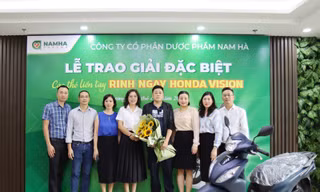 Dược Nam Hà trao giải thưởng xe Honda Vision cho khách hàng