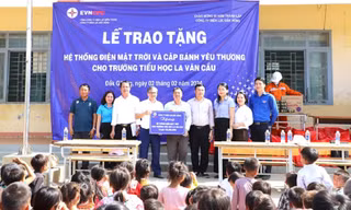 PC Đắk Nông tặng hệ thống điện mặt trời cho điểm trường cheo leo trên núi