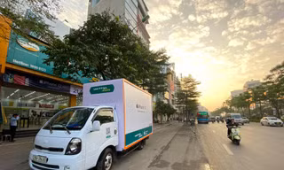 Viettel Store dùng ‘’gian hàng di động’’: Giao iPhone 12 Series trực tiếp cho khách hàng