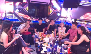 Để con nhỏ ngủ gục bên ngoài, bố mẹ phê ma túy trong phòng VIP